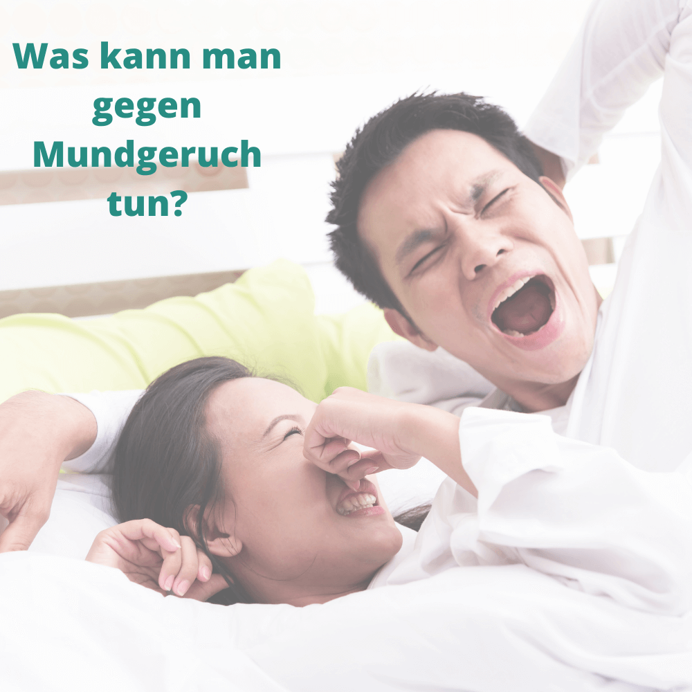 Mann erwacht mit Mundgeruch