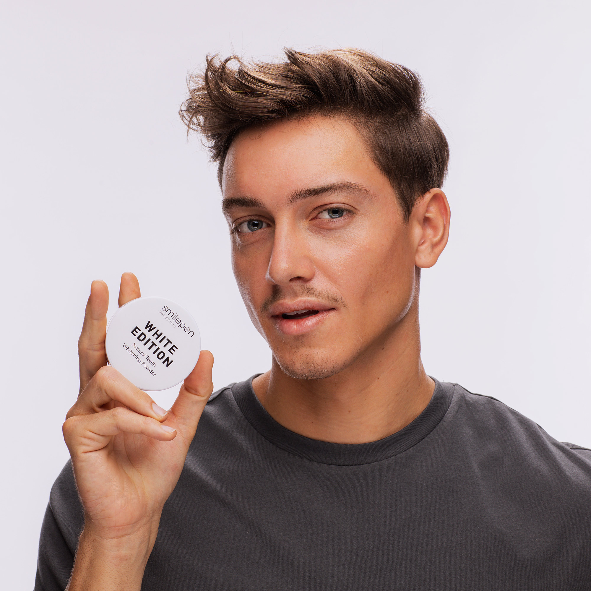 Smilepen White polvere per i denti in Mano